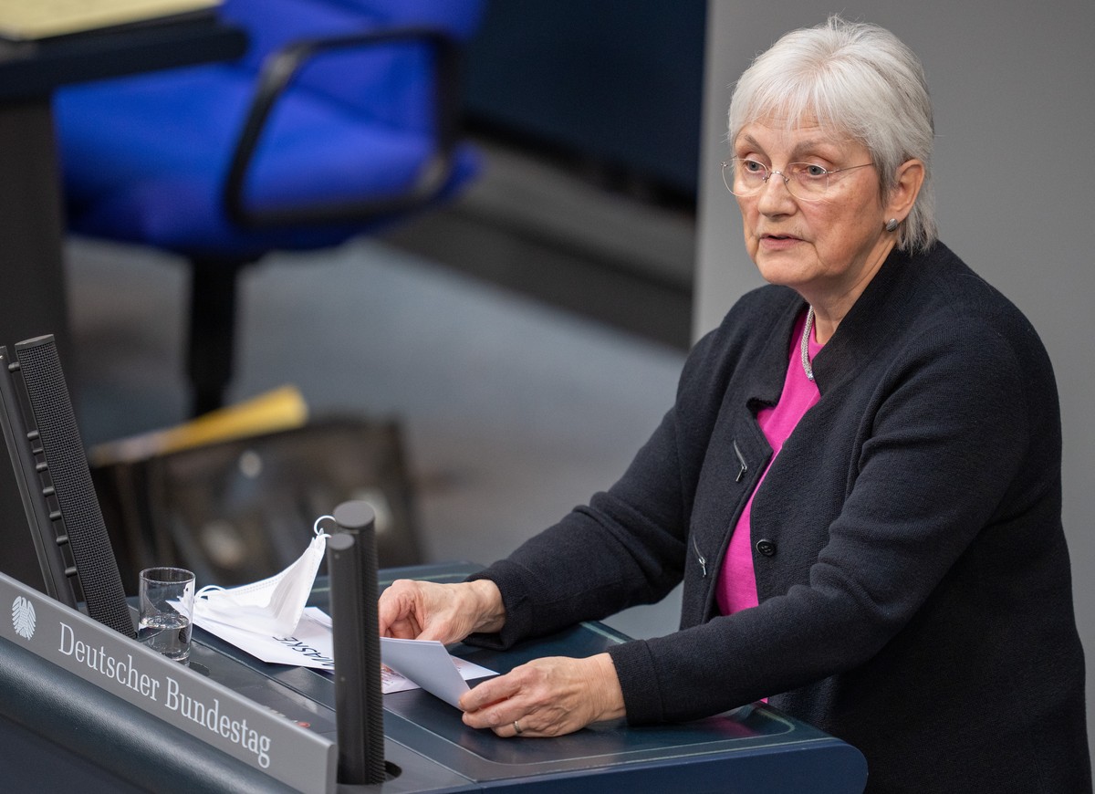 07.04.2022, Berlin: Heike Baehrens (SPD) spricht im Plenum im Bundestag. Der Deutsche Bundestag stimmt in der Sitzung